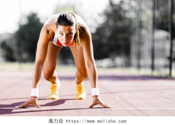 夏季短跑女运动员准备跑步女子短跑运动员专项准备运行